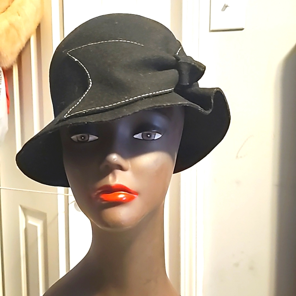 NWOT Swan New York Designer Hat, Black w/Large Side Bow Outline White Stitch